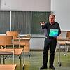Leer-Raum: Die elfte Klasse von Lehrer Jochen Stegmaier findet sich dank Corona nur noch virtuell zusammen. Über das Tablet unterrichtet ...