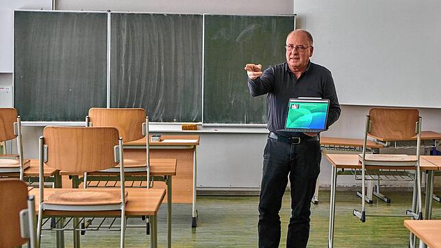 Leer-Raum: Die elfte Klasse von Lehrer Jochen Stegmaier findet sich dank Corona nur noch virtuell zusammen. Über das Tablet unterrichtet ...