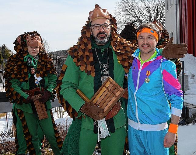 Von Links: Zunftmeister Martin Hagenbucher und Bürgermeister Sebstian Stiegeler nach der Schlüsselübergabe.