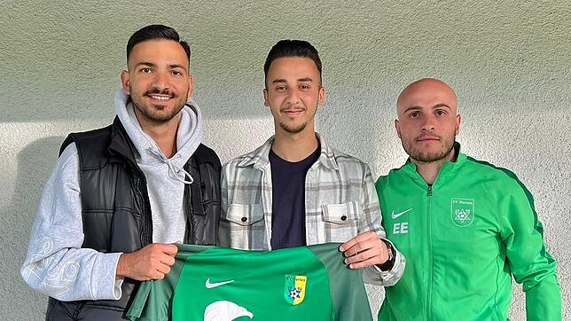 Fünfter Neuzugang: Sportchef Justin Petretta (links) vom SV Herten freut sich, dass Giuseppe Imbrogiano vom FC Wittlingen im Sommer das ...