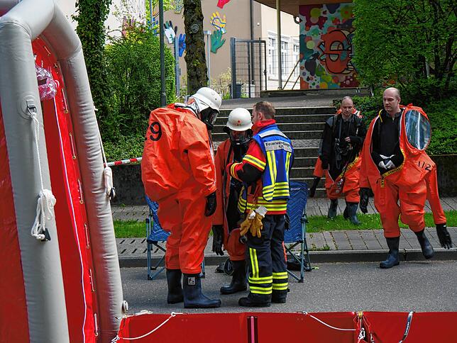 Die Einsatzkräfte der Feuerwehr konnten das Schulgebäude nur in Spezial-Anzügen betreten.