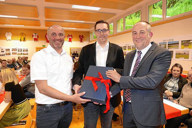Aus den Händen von Bürgermeister Maik Lehn (rechts) nehmen Stellvertreter Stefan Rösch und Vorsitzender Gianni Keller (von links) ein ...