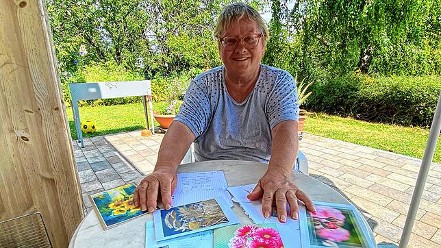 Die Villinger Renterin Birgit Reuner kann wieder gut sehen &ndash; und auch wieder lachen. Vor ihr liegen lauter Grußkarten und ...