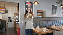 Restaurantfachfrau Melanie Suleiman im „Restaurant im Lus“. Hier fühlt sich die Wirtin rundum wohl. Sonntags bietet sie selbst ...
