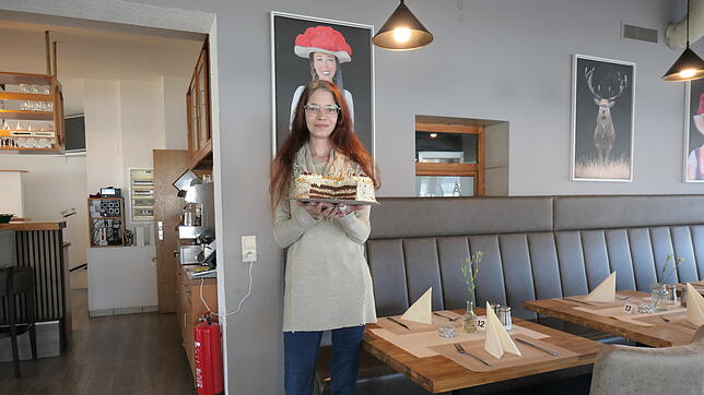 Restaurantfachfrau Melanie Suleiman im „Restaurant im Lus“. Hier fühlt sich die Wirtin rundum wohl. Sonntags bietet sie selbst ...