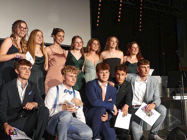 Bild 2: Erfolgreicher Abschluss: Abiturientinnen feiern in Tiengen ihren Abiball