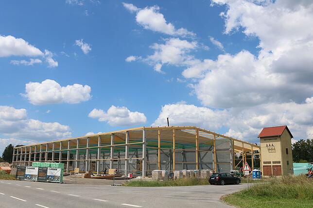 Blick vom Bahnübergang her. Lehner Holzbau errichtet an der Hüfinger Straße eine große Halle. Hier entstehen Fertighäuser in Holzbauweise.