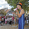 In der Sommergasse treten beim Bräunlinger Straßenmusiksonntag neben Musikern auch Gaukler auf. Jordi ruft mit einem Mini-Megaphon die ...