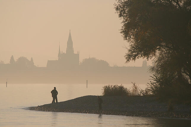 Der Bodensee im leichten Nebel mit Blick aufs Konstanzer Münster.
