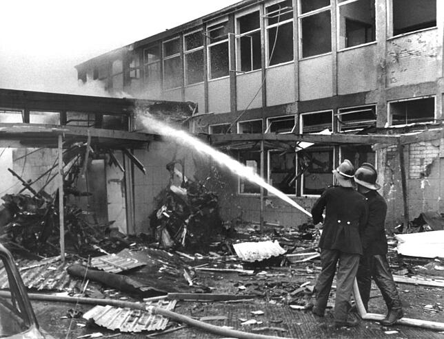 Feuerwehrmänner versuchen, den durch eine Bombenexplosion entstandenen Brand am Bus-Depot in der Belfaster Oxford-Street unter Kontrolle ...