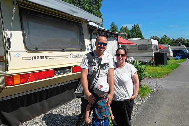 Marco und Julia Kruse schauen sich mit Sohn Max vor ihrem geplanten Urlaub am Urlaubsort um.