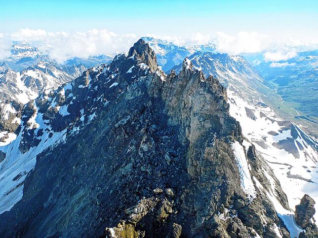 Blick auf einen Bereich des Fluchthorns, nachdem sich Gesteinsmassen gelöst und bergab gerutscht sind. Nach dem Abbruch des Alpengipfels ...