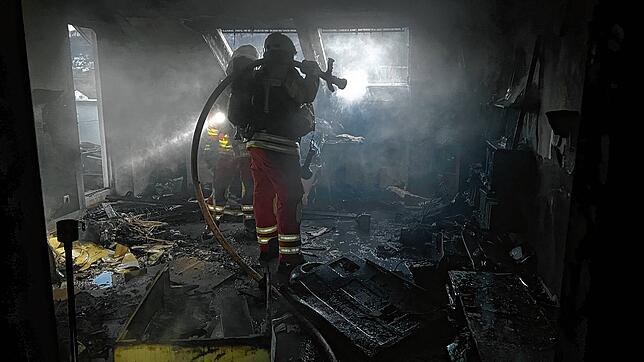 Die Feuerwehr Bad Säckingen trifft bei einem Wohnungsbrand ein. Elektrogeräte sind laut dem Institut für Schadenverhütung und ...