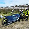Einsatzkräfte der Feuerwehr Markdorf sicherten am Samstagmittag die Unfallstelle bei Riedheim ab. Das DRK war ebenfalls wor Ort, musste ...