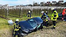 Einsatzkräfte der Feuerwehr Markdorf sicherten am Samstagmittag die Unfallstelle bei Riedheim ab. Das DRK war ebenfalls wor Ort, musste ...