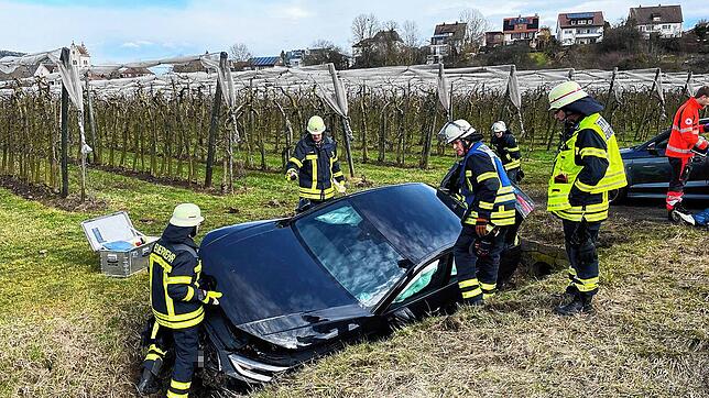 Einsatzkräfte der Feuerwehr Markdorf sicherten am Samstagmittag die Unfallstelle bei Riedheim ab. Das DRK war ebenfalls wor Ort, musste ...