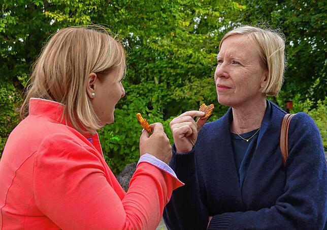 Ministerialdirektorin Isabel Kling und Landrätin Stefanie Bürkle stärken sich mit Gemüse-Power-Snacks, von den Kindern im Kochbus gemacht.