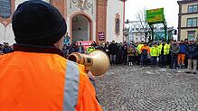 Etwa 150 Bauern protestieren am 10. Januar auf dem Münsterplatz in Bad Säckingen. Vorn mit dem Megaphon BLHV-Kreisvorsitzender Clemens ...