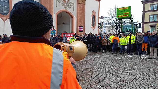 Etwa 150 Bauern protestieren am 10. Januar auf dem Münsterplatz in Bad Säckingen. Vorn mit dem Megaphon BLHV-Kreisvorsitzender Clemens ...