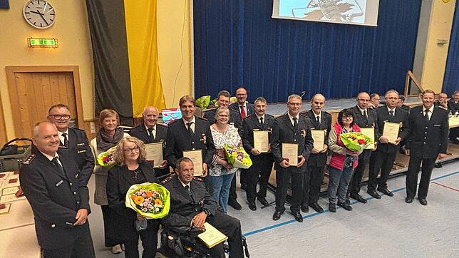 Ehrungen bei der Feuerwehr (von links): Vize-Kommandanten Martin Kiefer und Reinhold Schöndienst, Susanne und Stefan Wolf, davor Beate ...