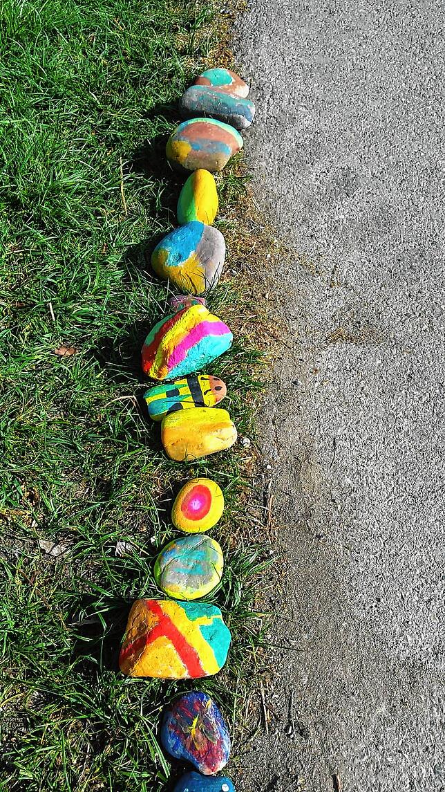Bunt, bunt, bunt &ndash; lasst die Steineschlange wachsen!