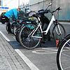 Am Hochrheincenter gibt es keine Möglichkeit, sein Fahrrad abzuschließen. Die Stellplätze sind nur mit Strichen auf dem Boden markiert. ...