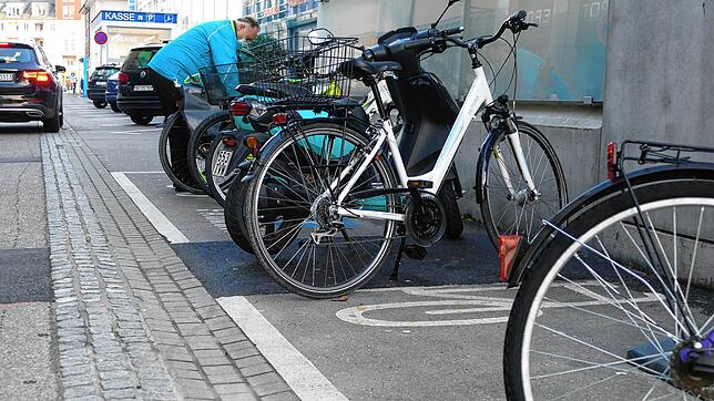 Am Hochrheincenter gibt es keine Möglichkeit, sein Fahrrad abzuschließen. Die Stellplätze sind nur mit Strichen auf dem Boden markiert. ...