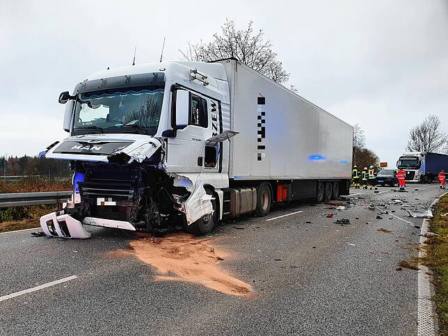 Beim Unfall wurde auch die Front des Lastwagens demoliert. Ausgelaufene Betriebsstoffe hat die Feuerwehr mit Sand gebunden.