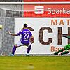 Die Szene, die den FC 08 Villingen am vergangenen Samstag zwei Punkte kostete. Der Nöttinger Niko Dobros lässt FC 08-Torhüter Dennis ...