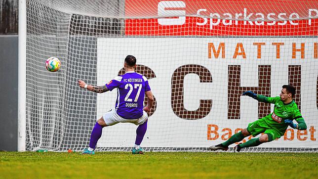 Die Szene, die den FC 08 Villingen am vergangenen Samstag zwei Punkte kostete. Der Nöttinger Niko Dobros lässt FC 08-Torhüter Dennis ...