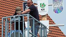 Bereits beim letztjährigen Maifest wurde die Partnerschaftstafel (links oben) erstmals am Maibaum angebracht. Eine ähnliche Szene wird ...