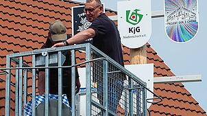 Bereits beim letztjährigen Maifest wurde die Partnerschaftstafel (links oben) erstmals am Maibaum angebracht. Eine ähnliche Szene wird ...