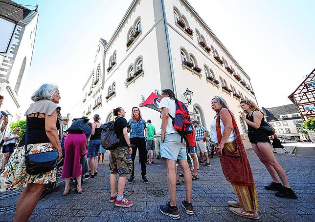 Vor dem Rathaus haben sich einige Demonstranten zusammengefunden. Sie wollten dafür einstehen, dass Kratt als NSDAP-Mitglied kein ...