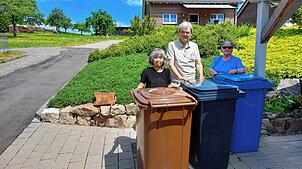 Seogiu Lee, Bernd Mertileit und Ursula Kunz (von links) finden es sehr riskant, die Mülltonnen den Berg hinab zu rollen. Foto: Ingo Günther