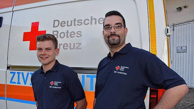 Die DRK-Bereitschaft Schlüchttal freut sich über zwei neue junge Rettungssanitäter im Team (von links): Joseph Dörflinger und Patrick ...