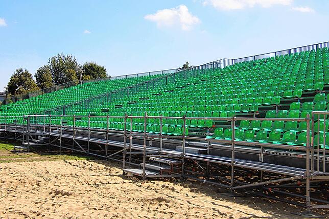 Die Großtribüne mit bis 2000 Sitzplätzen ist schon aufgebaut.