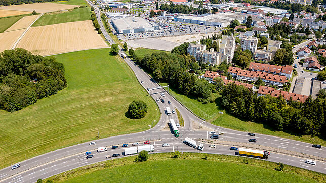 Das Verkehrsaufkommen an der Kreuzung B27/B33 ist hoch. Dem will das Regierungspräsidium durch den Ausbau von Fahrspuren Herr werden.