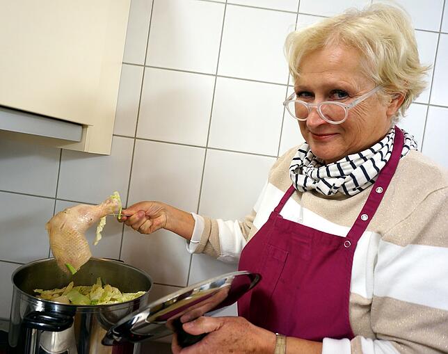 Schon gar? Ursula Albrecht kontrolliert die koscheren Hähnchenschlegel.
