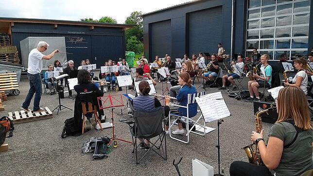 Endlich wieder gemeinsam proben: die Engener Stadtmusik bei ihrer ersten Zusammenkunft.