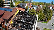 Ende April 2021. Ein Haus an der Kronenstraße hat gebrannt. Hartmut Schucker, Kommandant der Meersburger Feuerwehr, und Bürgermeister ...