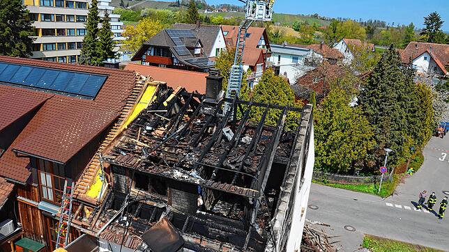 Ende April 2021. Ein Haus an der Kronenstraße hat gebrannt. Hartmut Schucker, Kommandant der Meersburger Feuerwehr, und Bürgermeister ...