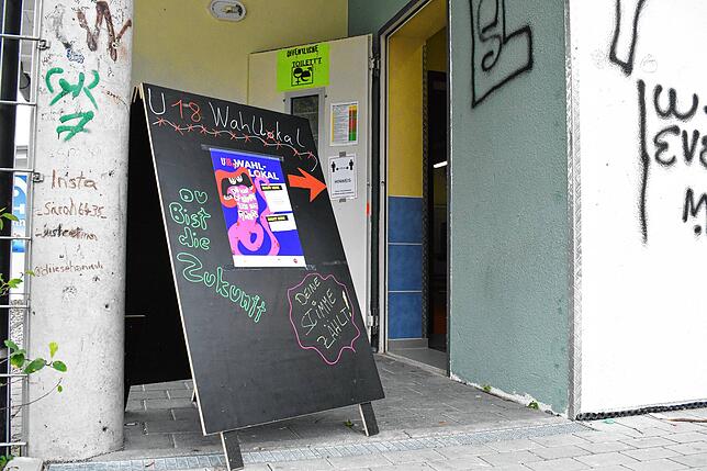 Vor dem Jugendraum der Trendsportanlage Markdorf steht ein Aufsteller, der die Kinder und Jugendlichen auf ihre Wahlmöglichkeit ...