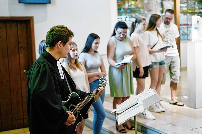 Das Gitarrespielen gehörte für ihn auch dazu: Szene aus dem Kirchenalltag unseres Autors.