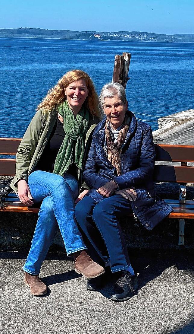 Karoline Negraßus und ihre Mutter Walburg Friebe am Bodenseeufer. Die Geschichte ihrer Tante und Großtante Dore Strauch wird derzeit im ...