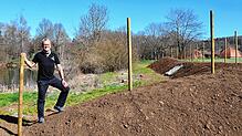 Klaus Lang auf dem neu errichteten, S-förmig modellierten Pfeilschutzwall beim Naturteich. Foto:  Kur- und Bäder GmbH