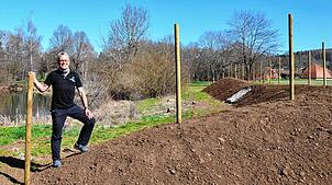 Klaus Lang auf dem neu errichteten, S-förmig modellierten Pfeilschutzwall beim Naturteich. Foto:  Kur- und Bäder GmbH