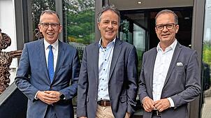 „Die Lage ist ernst, aber der Zusammenhalt in der Region ist stark“, wird beim Treffen bei der Koepfer-Goup deutlich: von links Landrat ...