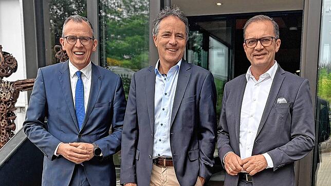 „Die Lage ist ernst, aber der Zusammenhalt in der Region ist stark“, wird beim Treffen bei der Koepfer-Goup deutlich: von links Landrat ...