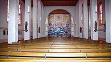 Blick in das Innere der Pfarrkirche St. Gordian und Epimachus in Rickenbach mit dem großen Altarwandbild von Emil Wachter. Foto: Andreas ...