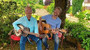 Mit Gitarren und großer Euphorie: Adalbert Wagner und Harald Schaaf laden ein, um ihre Leidenschaft, Con Passione, mit dem Publikum zu ...